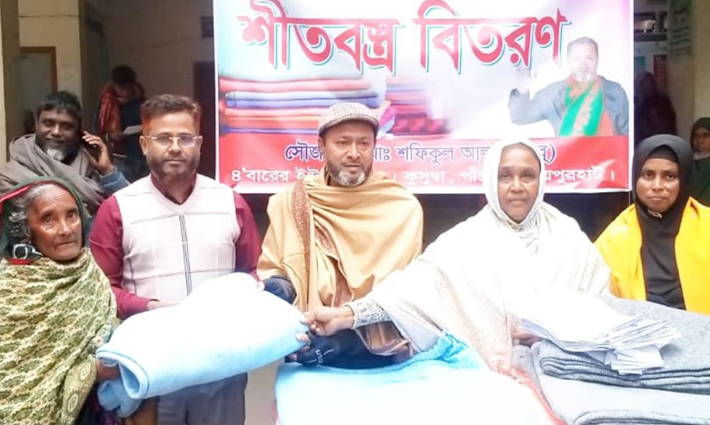 পাঁচবিবিতে দুস্থ্ শীতার্তদের মাঝে শীতবস্ত্র বিতরণ