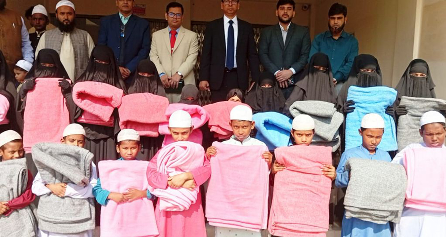 পাঁচবিবিতে শীতবস্ত্র বিতরণ করেন জেলা প্রশাসক