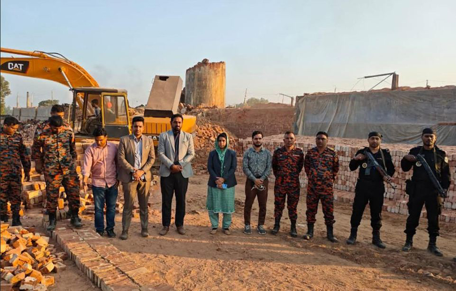 দিনাজপুরে পরিবেশ অধিদপ্তরের ভ্রাম্যমান আদালতের অভিযানে ইট ভাটায় জরিমানা ও অবৈধ ইটভাটা গুড়িয়ে দেয়া হয়েছে