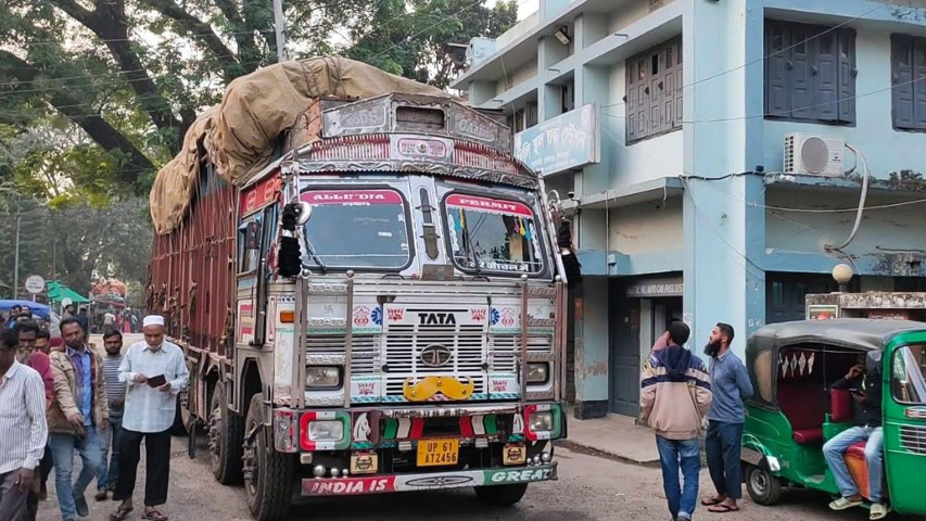 ভারতীয় পেঁয়াজের আমদানি শুরু দিনাজপুরে কেজিতে কমেছে ৩০ টাকা