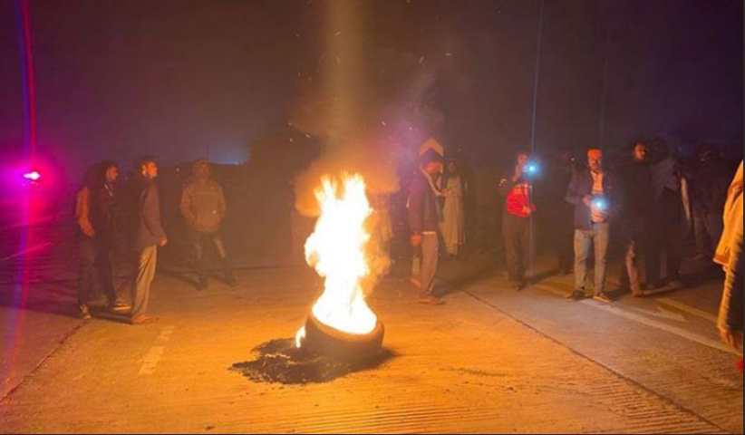 হাদি হত্যার বিচার দাবিতে বগুড়ায় ঢাকা-রংপুর মহাসড়ক অবরোধ