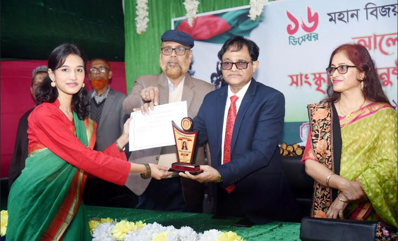 দিনাজপুর হলি ল্যান্ড কলেজের উদ্যোগে মহান বিজয় দিবস পালিত
