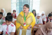 প্রতিবন্ধকতা পেরিয়ে শিক্ষার আলো ছড়াচ্ছেন সুবর্না দাস