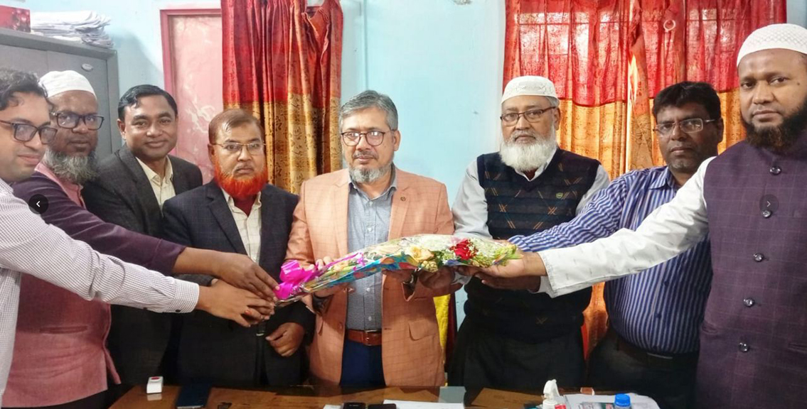 প্রধান শিক্ষককে ফুলের শুভেচ্ছা দিলেন সহকারী শিক্ষকগণ