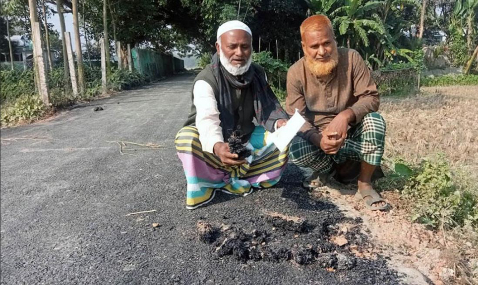 ৩৭ লাখ টাকার রাস্তার কাজে রাতের আঁধারে কার্পেটিং, সকালেই উঠে যাচ্ছে বগুড়ার ধুনট