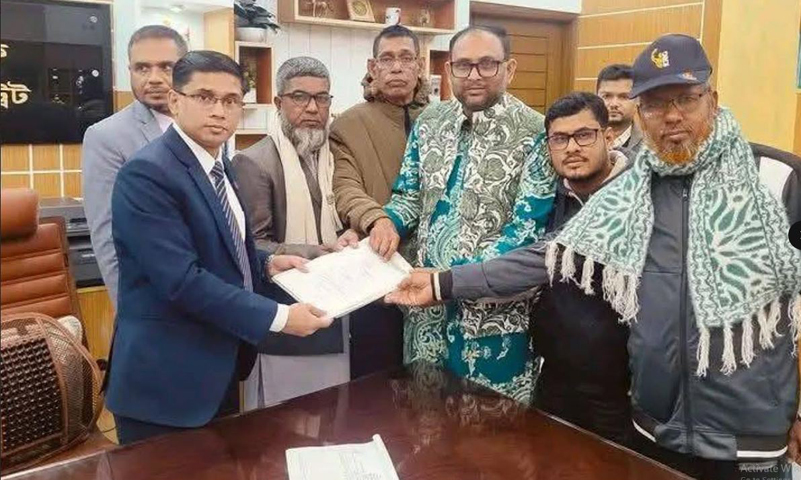বগুড়া-২ আসনে মান্নার মনোনয়নপত্র দাখিল, লড়বেন কেটলি মার্কা নিয়ে