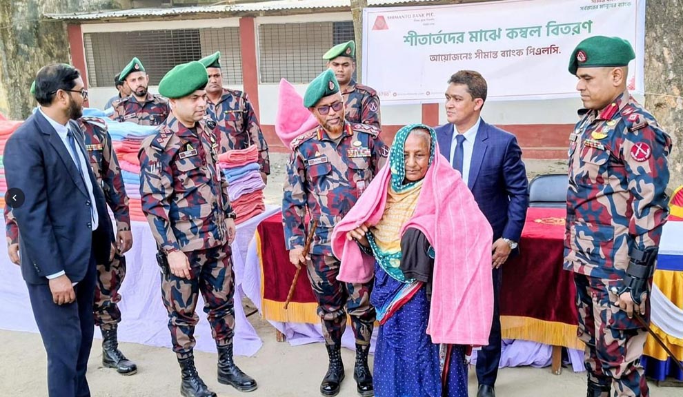 হিলিতে দুস্থ ও অসায় শীতার্তদের মাঝে শীতবস্ত্র বিতরণ