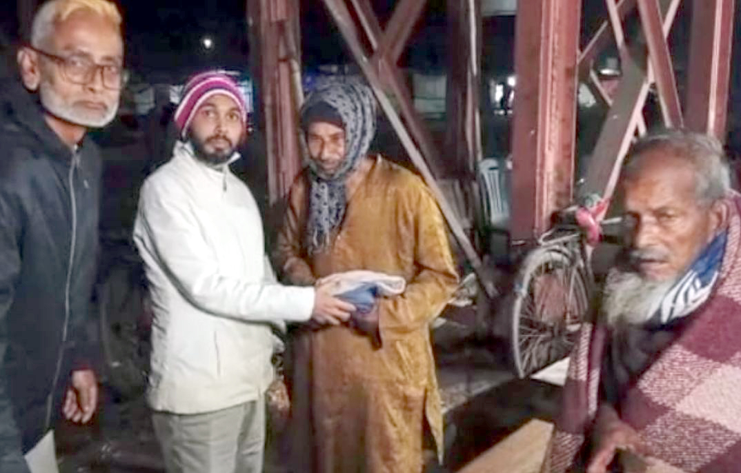 শীতার্তদের পাশে পাঁচবিবি সোনালী অতীত ফুটবল দল