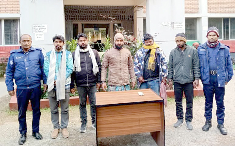 ফুলবাড়ীতে ডিবি পুলিশ পরিচয়ে যুবককে অপহরণ ঘটনায় পৌর স্বেচ্ছাসেবক দলের নেতাসহ ৫জন আটক