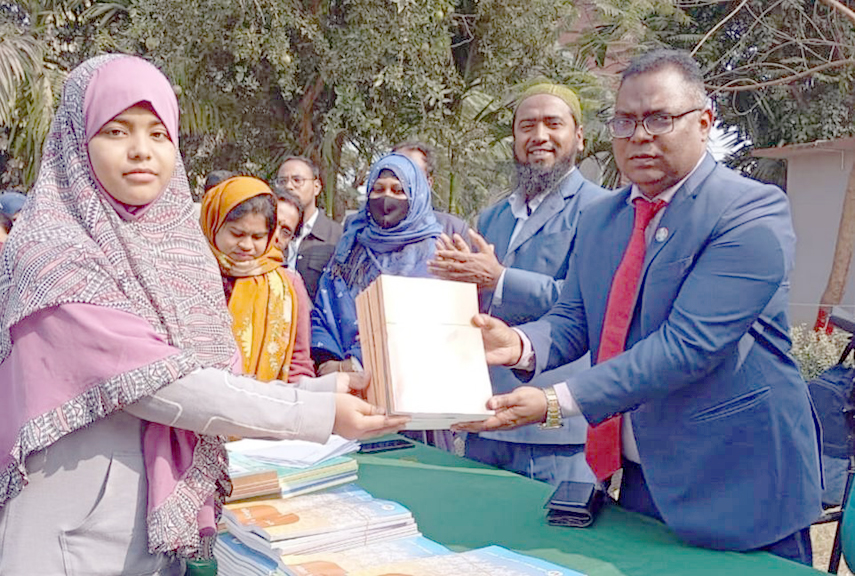দিনাজপুর কালেক্টরেট স্কুল এন্ড কলেজে বই বিতরণ কর্মসূচির উদ্বোধন করলেন অতিরিক্ত জেলা প্রশাসক হাবিবুল হাসান