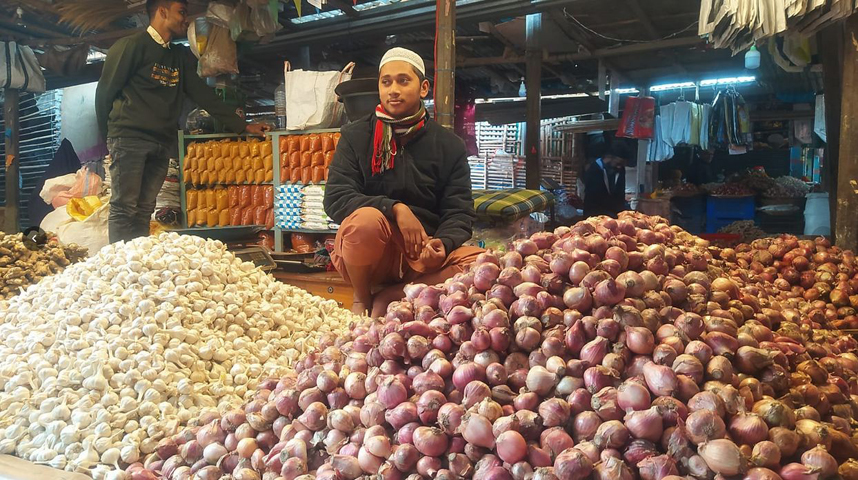 আমদানি অব্যাহত থাকায় হিলিতে পেঁয়াজের দাম কমেছে কেজিতে ১০ টাকা