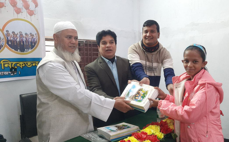 বছরের প্রথমদিনে হিলি সীমান্তের কোমলমতি শিক্ষার্থীরা পেল নতুন বই