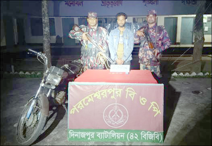 দিনাজপুর সীমান্তে ৪২ বিজিবির পৃথক অভিযান