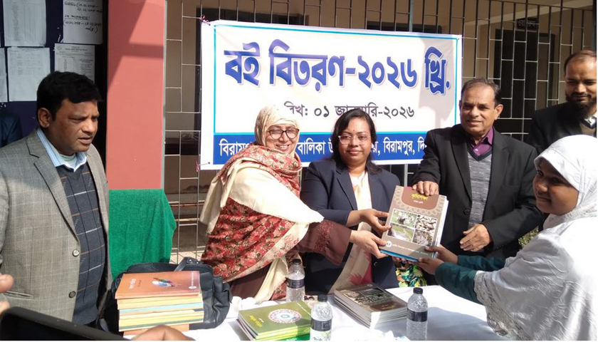 বছরের প্রথম দিনে বিরামপুরের শিক্ষার্থীদের মাঝে নতুন বই বিতরণ