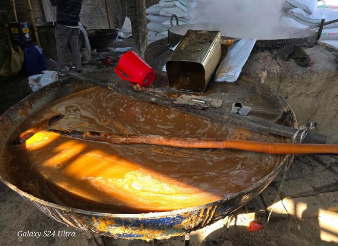 মিঠাপুকুরে ভেজাল গুড় কারখানায় ভ্রাম্যমাণ আদালতের অভিযান: একজনকে জেল ও জরিমানা