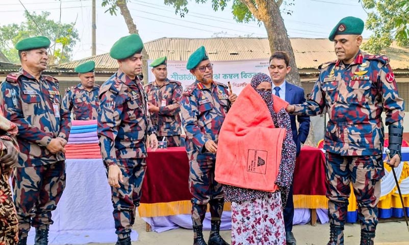 হিলিতে দুস্থ ও অসহায় শীতার্তদের মাঝে শীতবস্ত্র বিতরণ