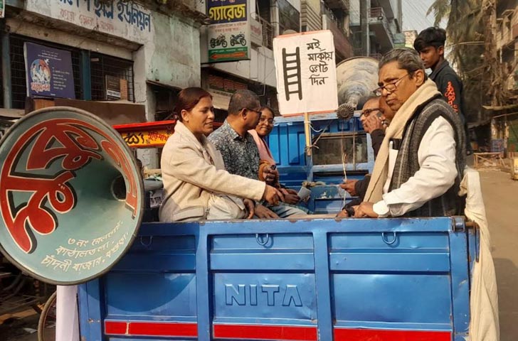 বগুড়ার একমাত্র নারী প্রার্থী দিলরুবা নিজেই নিজের প্রচার চালাচ্ছেন