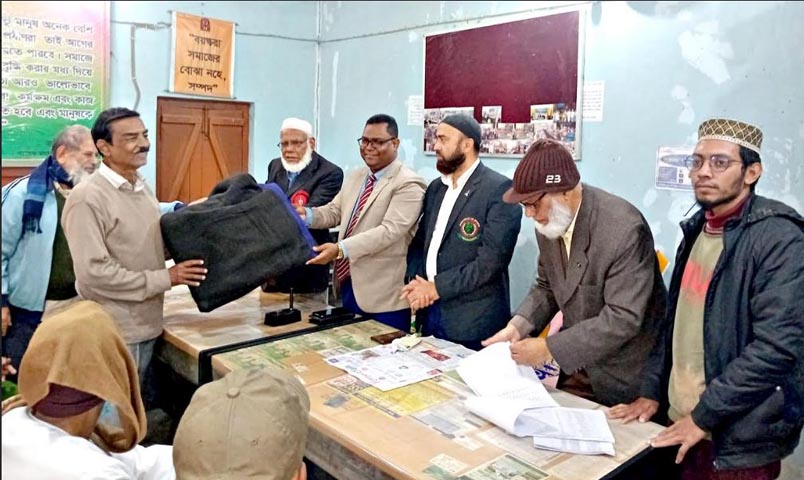 দিনাজপুরে অবসরপ্রাপ্ত সরকারি কর্মচারী সমিতির সদস্যদের মাঝে কম্বল বিতরণ