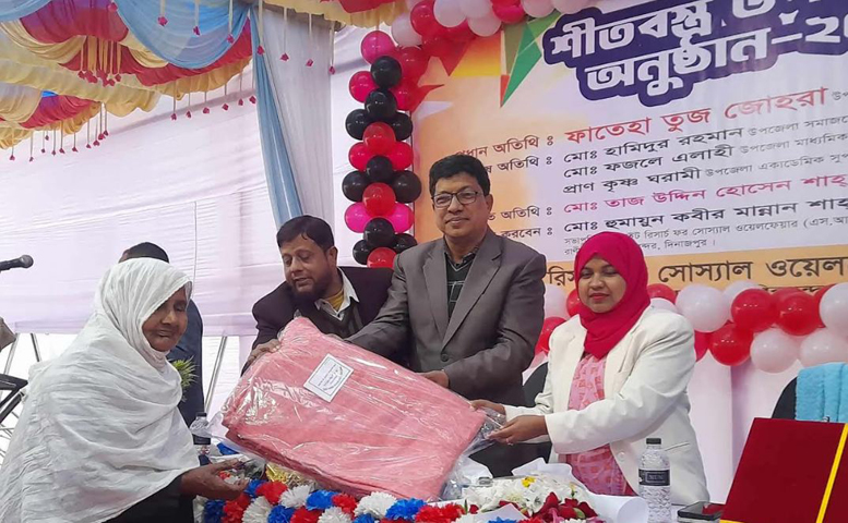 চিরিরবন্দরে এসআরএস ফাউন্ডেশনের শীতবস্ত্র উপহার পেলেন ৩০০ শীর্তাত মানুষ