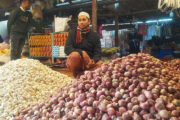 আমদানি অব্যাহত থাকায় হিলিতে পেঁয়াজের দাম কমেছে কেজিতে ১০ টাকা