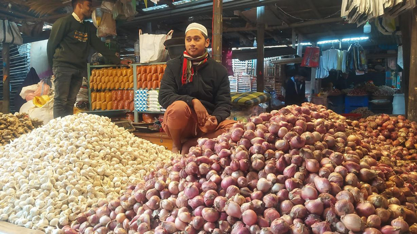 আমদানি অব্যাহত থাকায় হিলিতে পেঁয়াজের দাম কমেছে কেজিতে ১০ টাকা