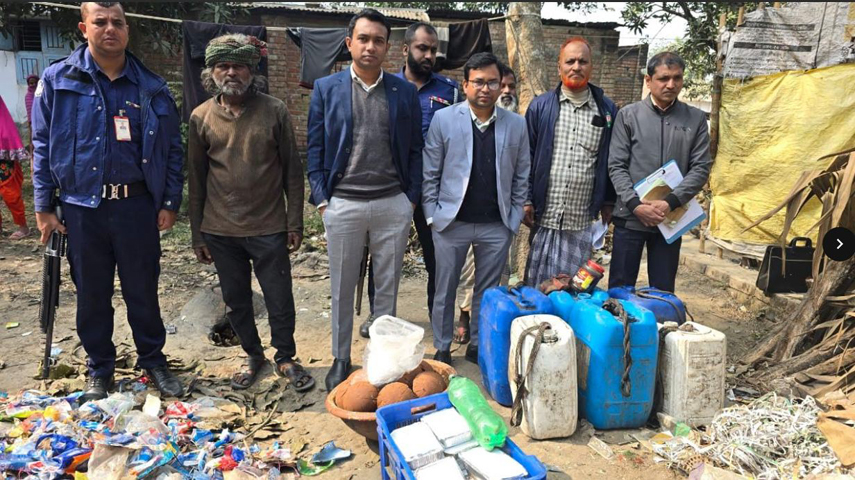 বগুড়ায় রসের সঙ্গে চিনি রঙ ও হাইড্রোজ মিশিয়ে তৈরি হচ্ছে খেজুর গুড় ভ্রাম্যমাণ আদালতে জরিমানা, ৫০ কেজি গুড় ধবংস