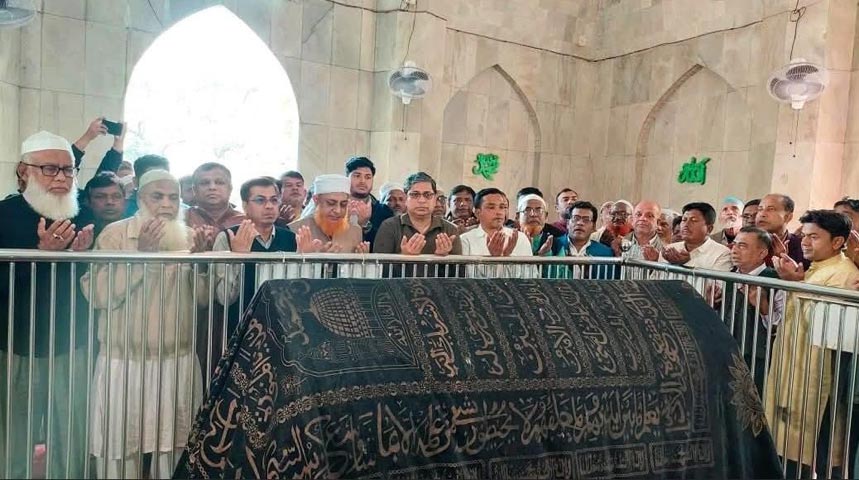 মহাস্থান মাজার জিয়ারত করে নির্বাচনি প্রচারণা শুরু করলেন মীর শাহে আলম