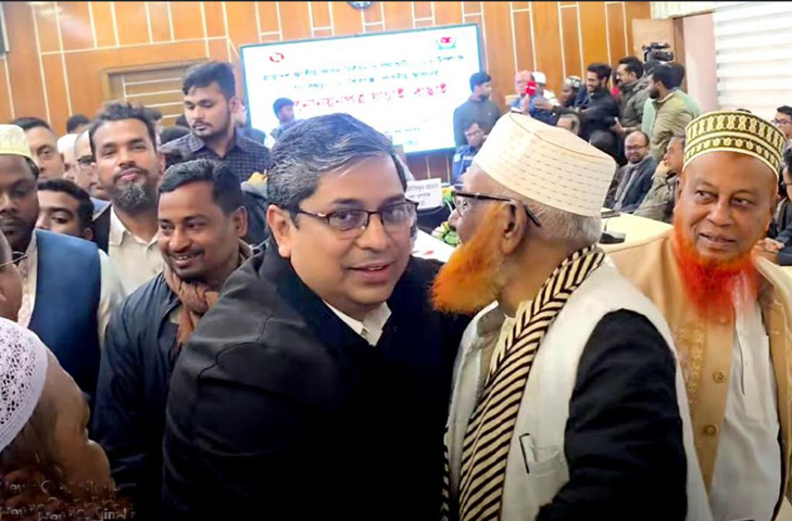 বগুড়া-২ (শিবগঞ্জ) আসন মনোনয়নপত্র বৈধ হবার পর বিএনপি জামায়াতের দুই প্রার্থীর কোলাকুলি