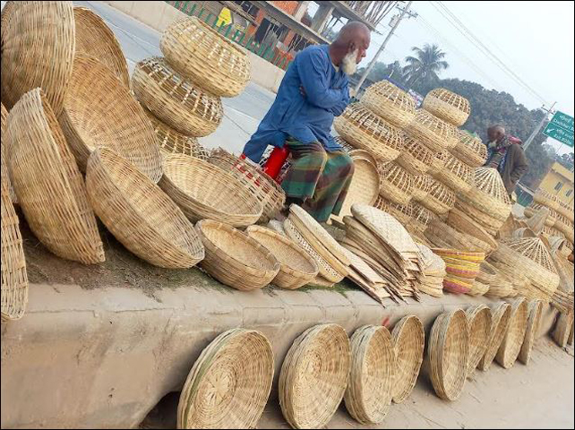 মিঠাপুকুরে হারিয়ে যাচ্ছে বাশঁ শিল্প