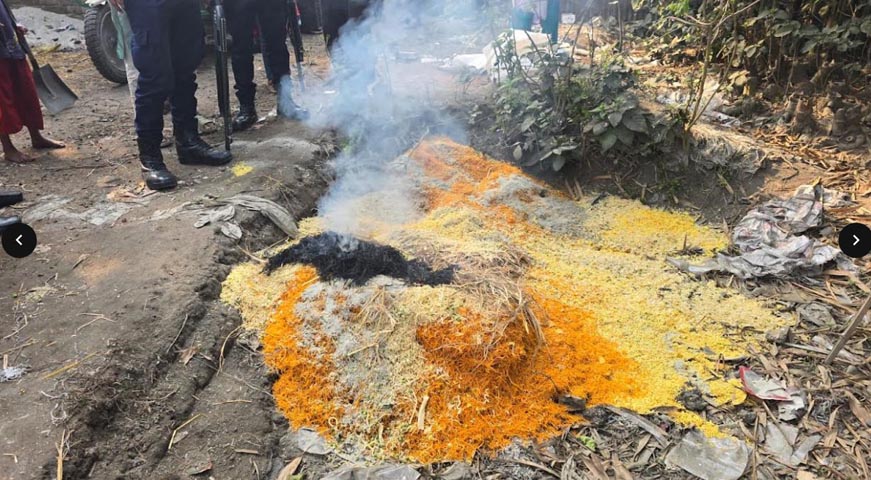 বগুড়ায় নোংরা পায়ে চানাচুরে মসলা মেশানো দায়ে ‍দুই কারখানায় জরিমানা