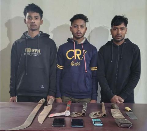 বগুড়ায় দেশীয় অস্ত্রসহ কিশোর গ্যাংয়ের ৩ সদস্য আটক