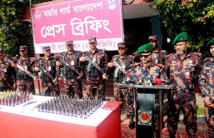 দুইটি বিদেশি গুটার গান, চার রাউন্ড গুলিসহ বিপুল পরিমাণ মাদক উদ্ধার করেছে ফুলবাড়ী ২৯ বিজিবি