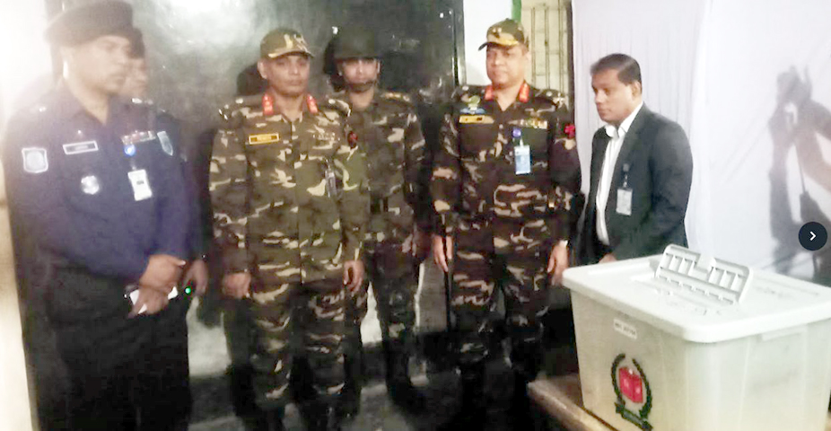 চিরিরবন্দরে রংপুর ৬৬ পদাতিক ডিভিশনের জিওসী ও এরিয়া কমান্ডারের ভোট কেন্দ্র পরিদর্শন