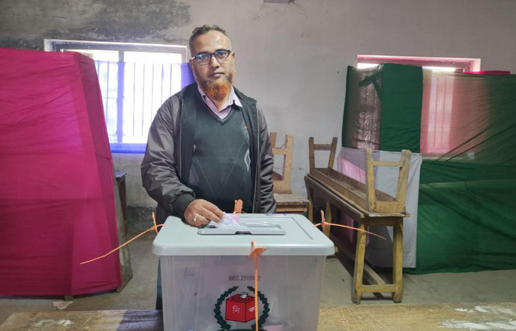 দিনাজপুর-৬ আসনের চলছে নির্বাচনের ভোট গ্রহণ