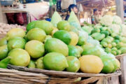 হিলিতে লেবুর হালি ৬০ টাকা