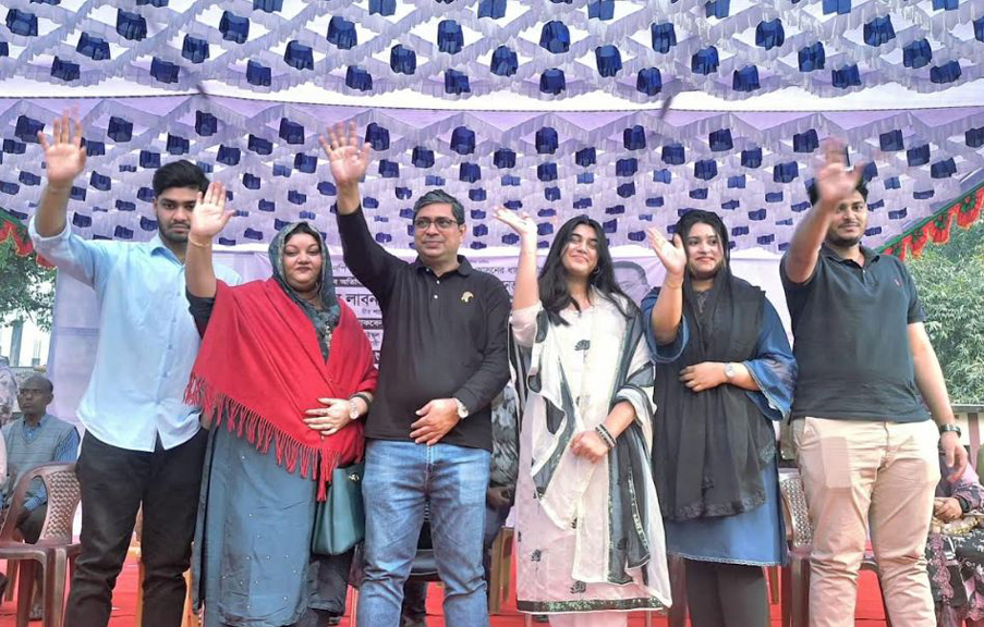 বগুড়া-২ আসন : স্ত্রী-সন্তানদের নিয়ে ধানের শীষে ভোট চাইলেন  মীর শাহে আলম