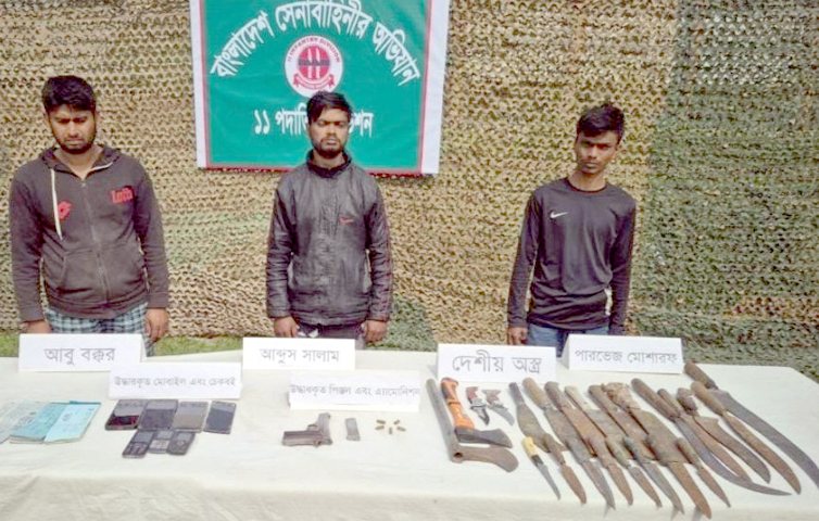 বগুড়ায় সেনা অভিযানে বিদেশি পিস্তল গুলিসহ তিন সন্ত্রাসী গ্রেপ্তার