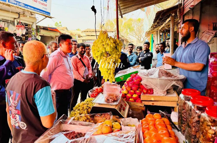 হিলিতে উপজেলা প্রশাসনের অভিযান, দুই দোকানিকে জরিমানা