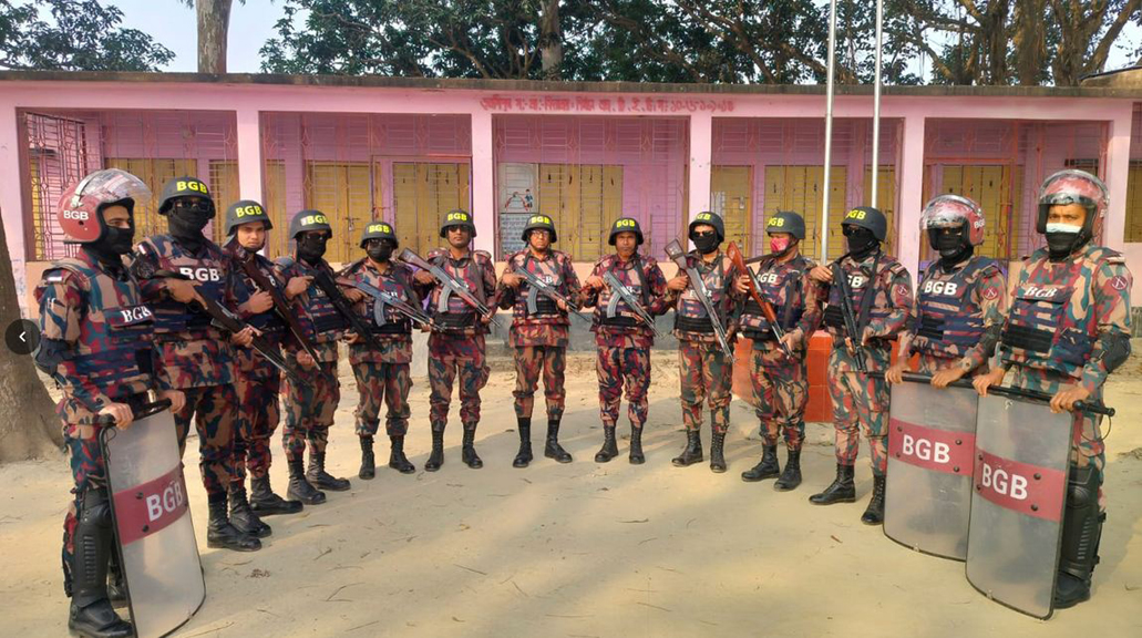 দিনাজপুরে মোবাইল ও স্ট্রাইকিং ফোর্স হিসেবে ৪২ বিজিবির দায়িত্ব পালন শুরু করেছে