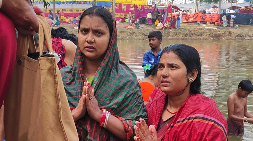 বগুড়ায় মাঘী পূর্ণিমার পুণ্যস্নানে হাজারো ভক্তের মিলনমেলা 