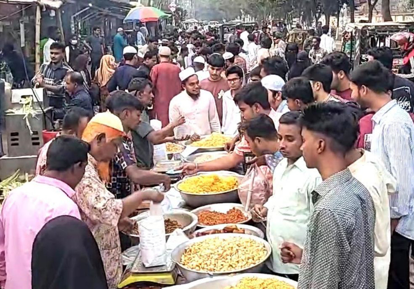 রোজার প্রথম দিনে বগুড়ার ইফতারির দোকানগুলোতে উপচেপড়া ভিড়