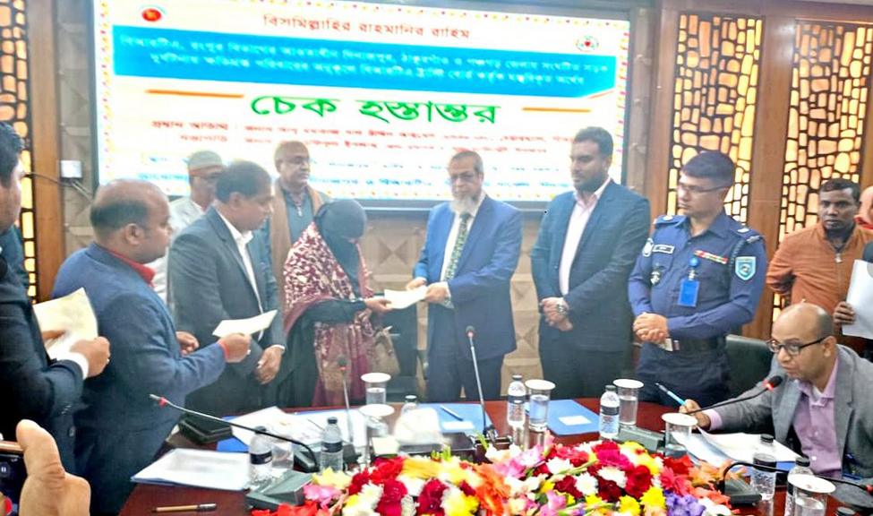 দিনাজপুরে বিআরটিএ ট্রাস্টি বোর্ড কর্তৃক সড়ক দুর্ঘটনায় আহত ও নিহত ৮০ পরিবারের মাঝে চেক বিতরণ