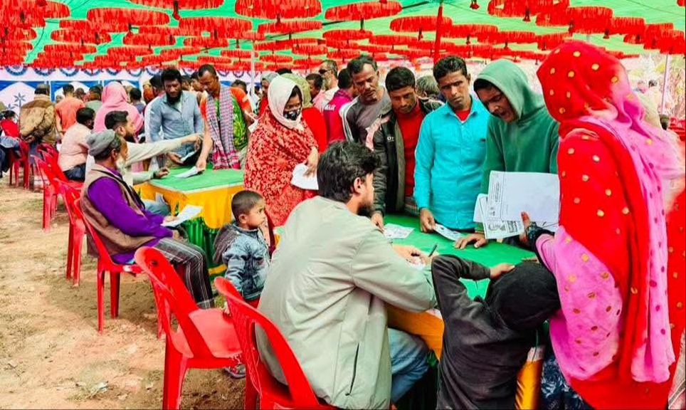 হিলিতে অধ্যাপক ডা. জাহিদ হোসেনের পক্ষে ফ্রি মেডিকেল ক্যাম্প অনুষ্ঠিত