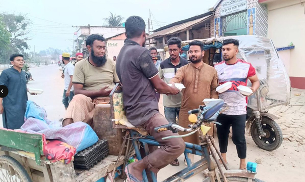 হিলির পালপাড়া যুবসমাজের উদ্যোগে ইফতার মাহফিল ও পথচারীদের মাঝে ইফতার বিতরণ