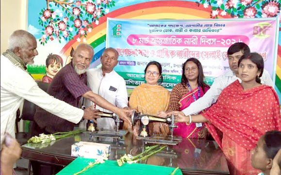 ফুলবাড়ীতে প্রান্তিক নারীদের মাঝে সেলাই মেশিন বিতরণ