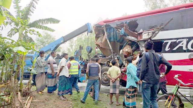 বিরামপুরে দাঁড়িয়ে থাকা বালুর ট্রাকে চলন্ত কোচের ধাক্কায় গেল দুই জনের প্রাণ।এদের একজনের পরিচয় পাওয়া গেছে