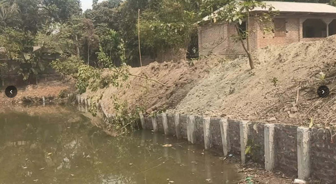 পঞ্চগড়ে গ্রামীণ রাস্তা, কাজ শেষ হওয়ার আগেই হেলে পড়েছে গাইড ওয়াল