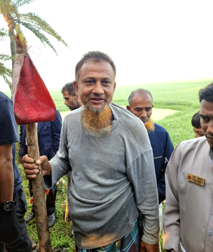 ফুলবাড়ীতে কলার মোচার লাল পাপড়ির সংকেতে ট্রেন থামালেন নির্মাণ শ্রমিক এনামুল, দুর্ঘটনা থেকে প্রাণ বাঁচলো শতশত যাত্রীর