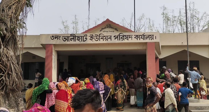 সাংবাদিক লাঞ্ছিতের ঘটনায় সেই ইউপি সদস্যকে শোকজ