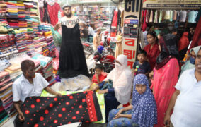 ফুলবাড়ীতে শেষ মুহূর্তে ঈদ বাজার ক্রেতার চাপে সরগম দোকানগুলো